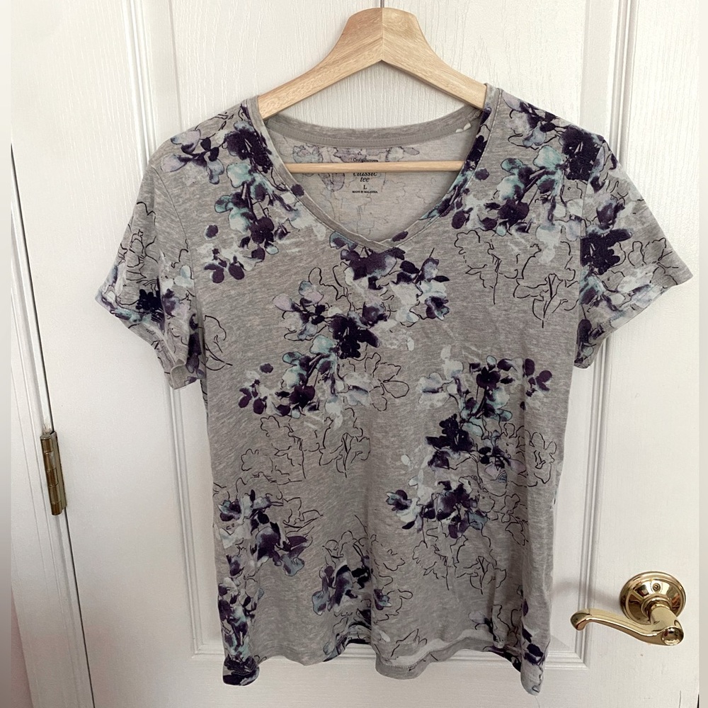 Light gray floral v-neck tshirt